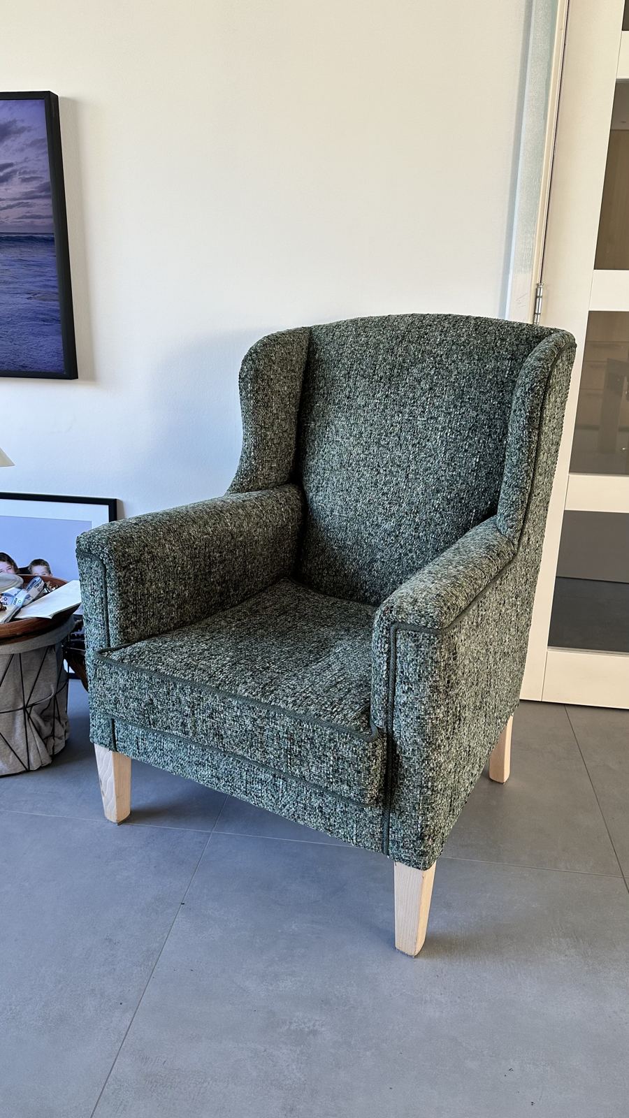 Groene tweed fauteuil, opnieuw gestoffeerd door Studio Leonie