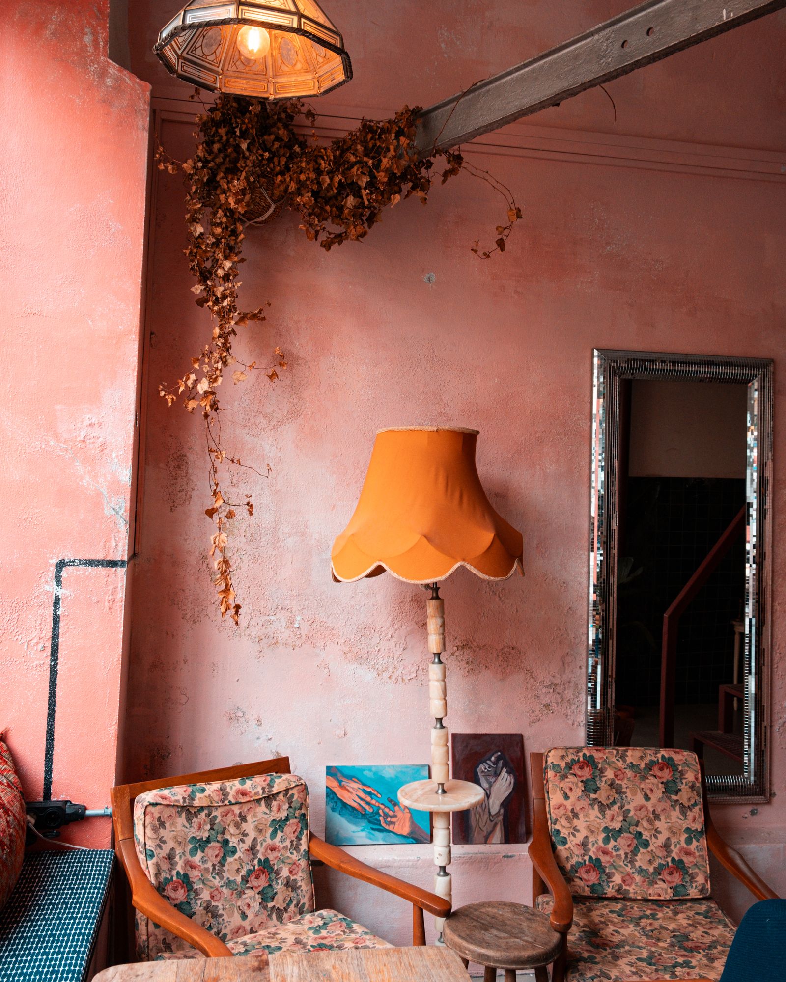 Sfeervolle woonkamer met gestoffeerde fauteuil en bloemenprint
